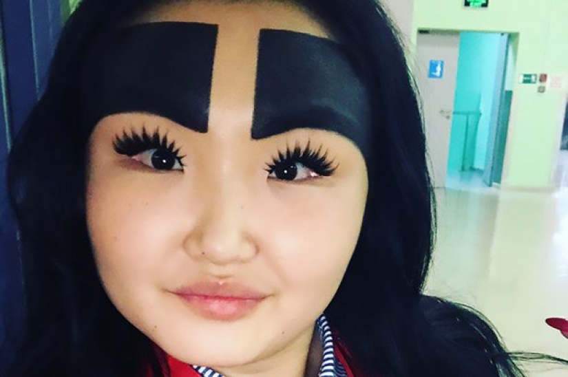 Una chica de Yakutia con cejas de media cara mostró cómo se ve sin maquillaje Una chica de Yakutia con cejas de media cara mostró cómo se ve sin maquillaje