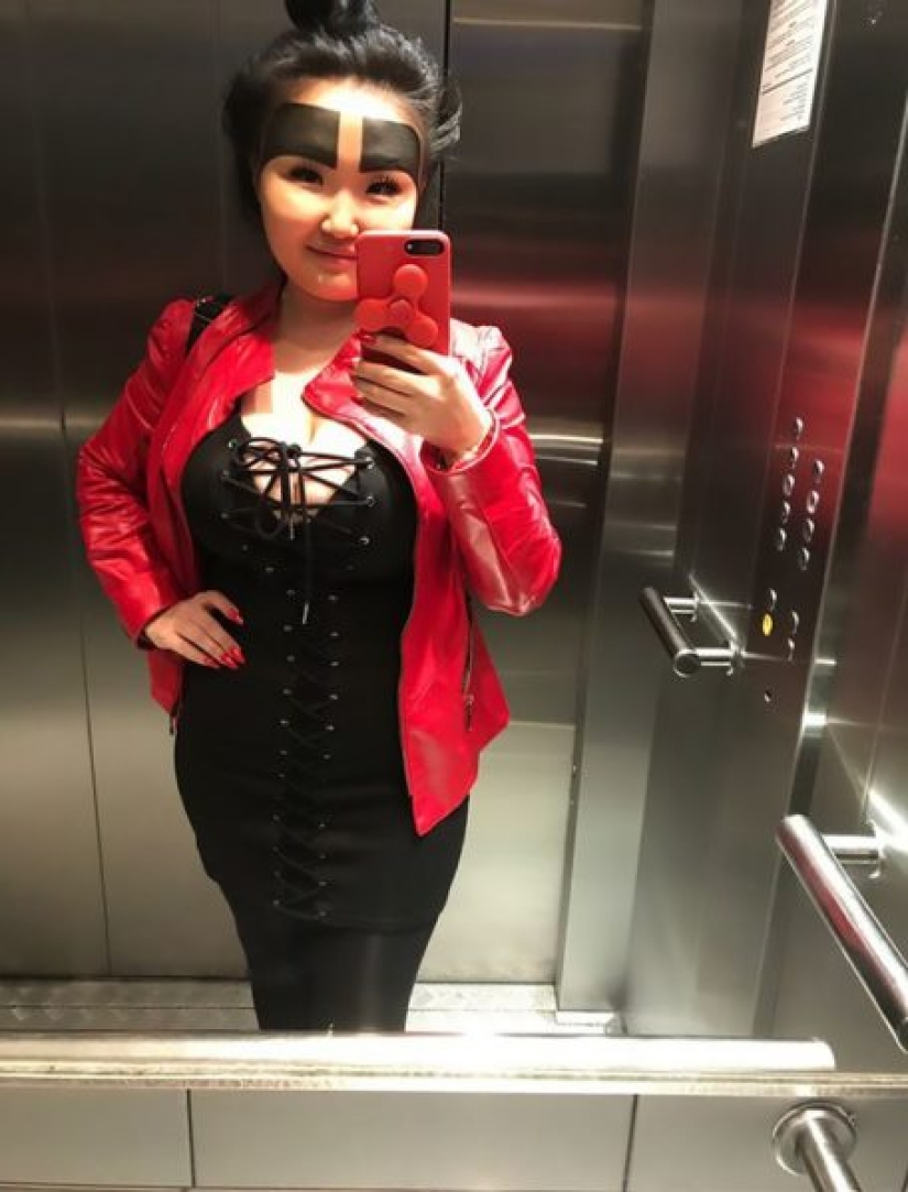 Una chica de Yakutia con cejas de media cara mostró cómo se ve sin maquillaje Una chica de Yakutia con cejas de media cara mostró cómo se ve sin maquillaje