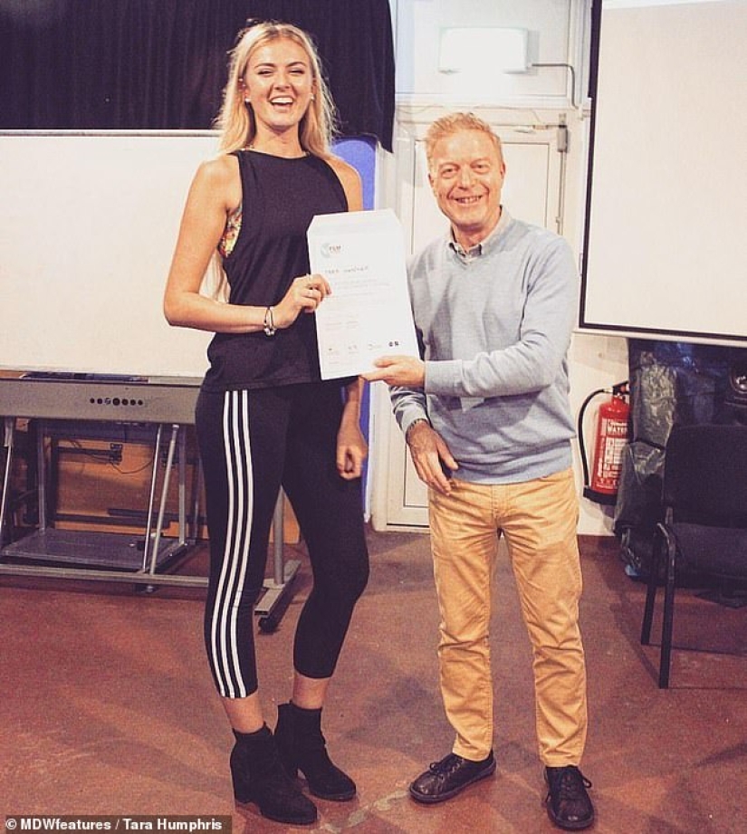 Una chica que siempre está en la cima: una estudiante de 18 años con una altura de 1,87 metros está orgullosa de su originalidad