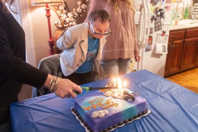 Una de las personas más pequeñas del planeta celebró su cumpleaños con su hermano menor de dos metros Una de las personas más pequeñas del planeta celebró su cumpleaños con su hermano menor de dos metros