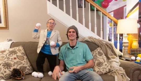 Una de las personas más pequeñas del planeta celebró su cumpleaños con su hermano menor de dos metros