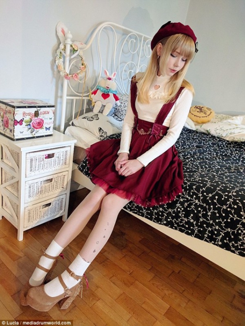 Una enfermera por la tarde, una muñeca por la noche: una sueca de 20 años "se movió"