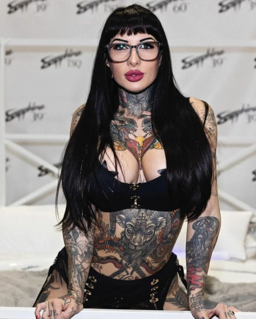 Una estrella porno quiere quitarse un tatuaje del pecho que le impide conseguir buenos papeles