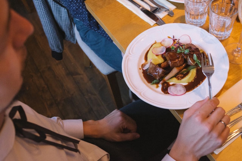 Una excelente manera de ahorrar dinero: una fotógrafa estonia filmó su boda ella misma