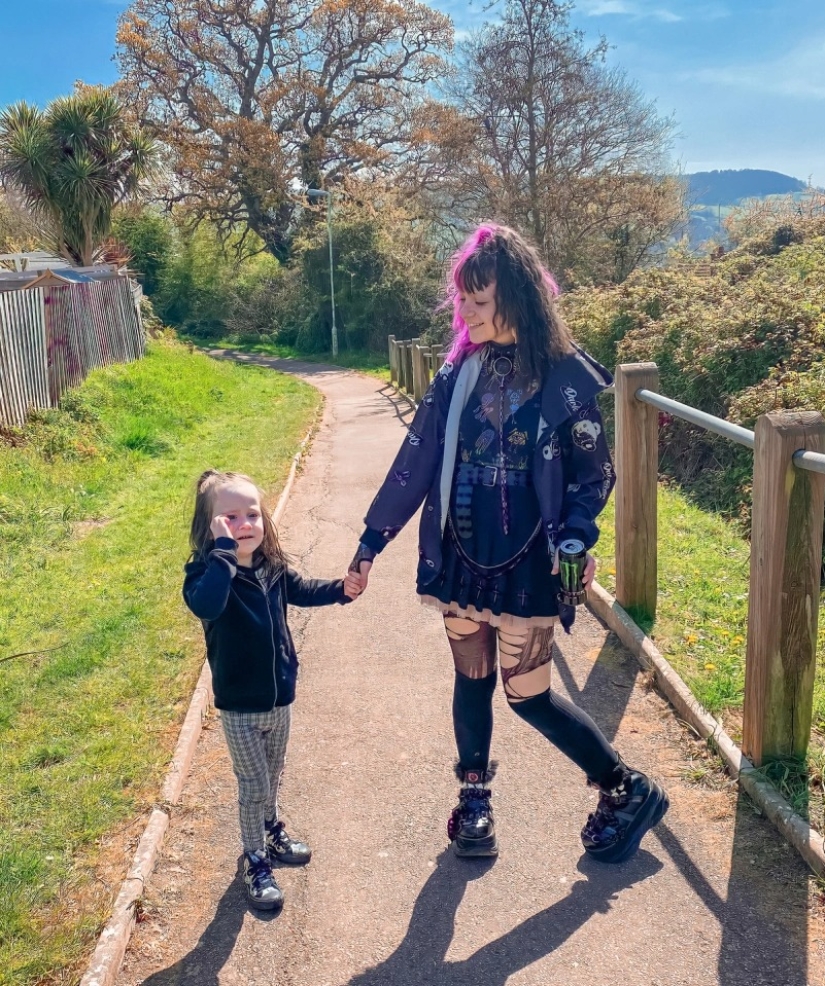 Una madre gótica es una princesa para niños: una mujer británica se enfrentó al trolling debido a su estilo