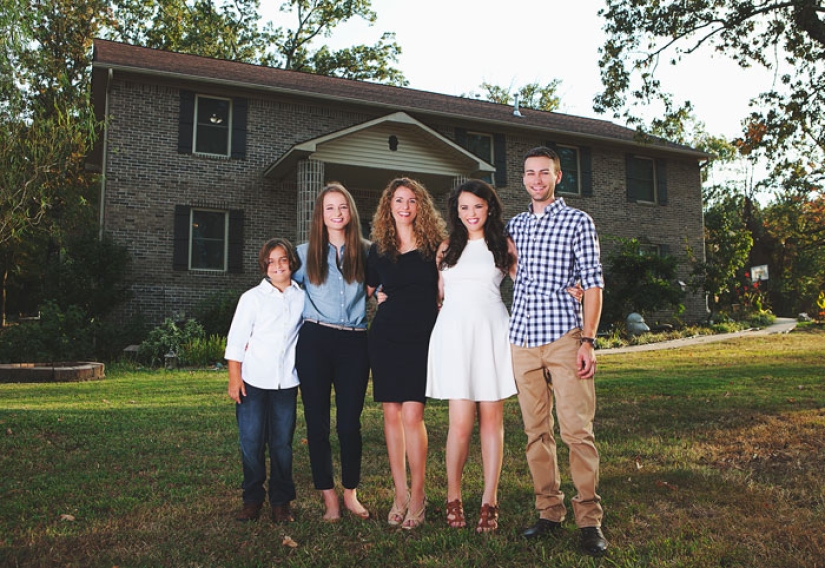 Una madre soltera construyó una casa con sus hijos, siguiendo instrucciones en video en YouTube Una madre soltera construyó una casa con sus hijos, siguiendo instrucciones en video en YouTube