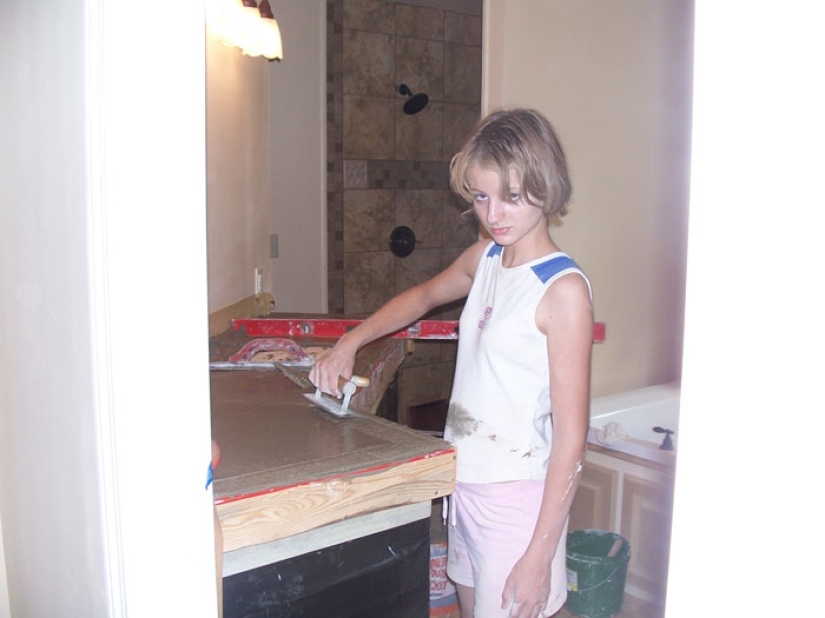 Una madre soltera construyó una casa con sus hijos, siguiendo instrucciones en video en YouTube Una madre soltera construyó una casa con sus hijos, siguiendo instrucciones en video en YouTube
