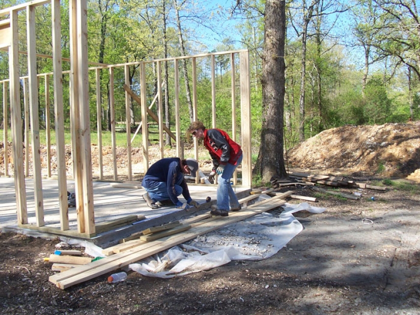 Una madre soltera construyó una casa con sus hijos, siguiendo instrucciones en video en YouTube Una madre soltera construyó una casa con sus hijos, siguiendo instrucciones en video en YouTube