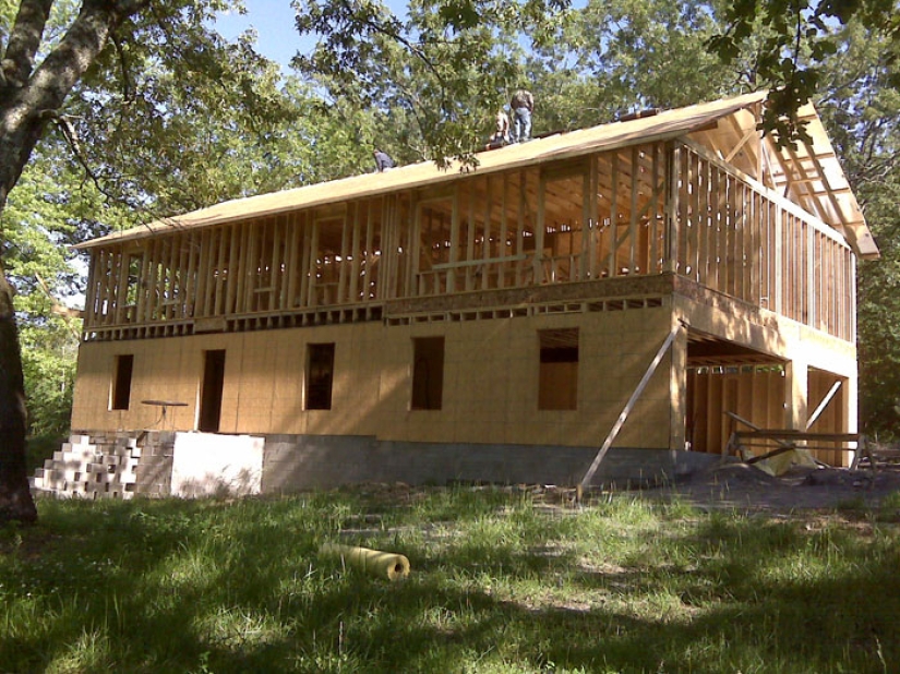 Una madre soltera construyó una casa con sus hijos, siguiendo instrucciones en video en YouTube Una madre soltera construyó una casa con sus hijos, siguiendo instrucciones en video en YouTube