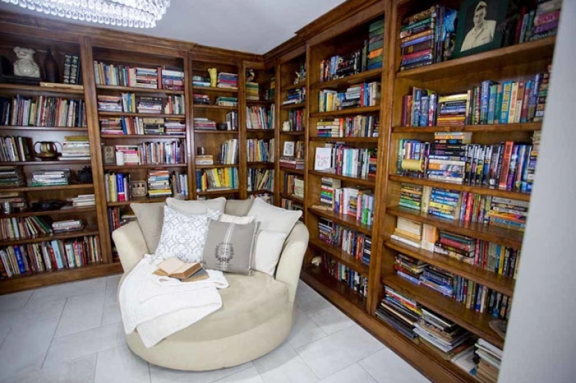 Una madre soltera construyó una casa con sus hijos, siguiendo instrucciones en video en YouTube Una madre soltera construyó una casa con sus hijos, siguiendo instrucciones en video en YouTube