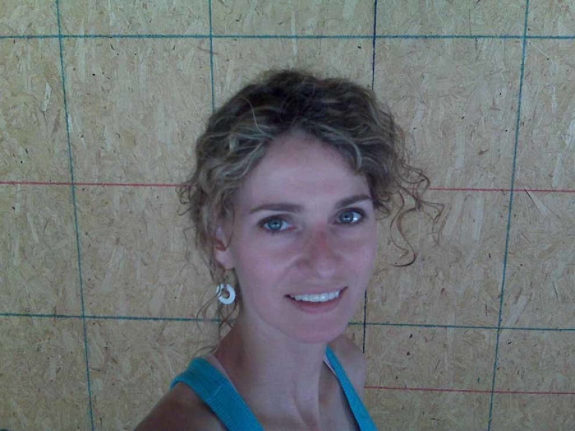 Una madre soltera construyó una casa con sus hijos, siguiendo instrucciones en video en YouTube Una madre soltera construyó una casa con sus hijos, siguiendo instrucciones en video en YouTube