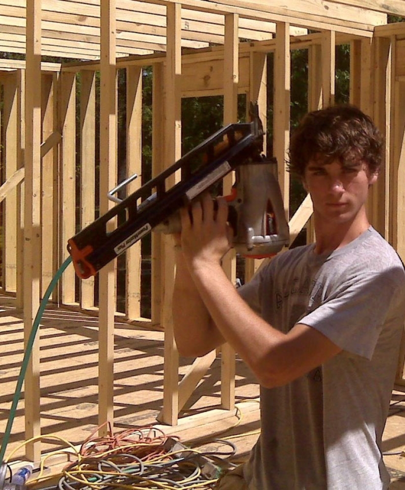 Una madre soltera construyó una casa con sus hijos, siguiendo instrucciones en video en YouTube Una madre soltera construyó una casa con sus hijos, siguiendo instrucciones en video en YouTube