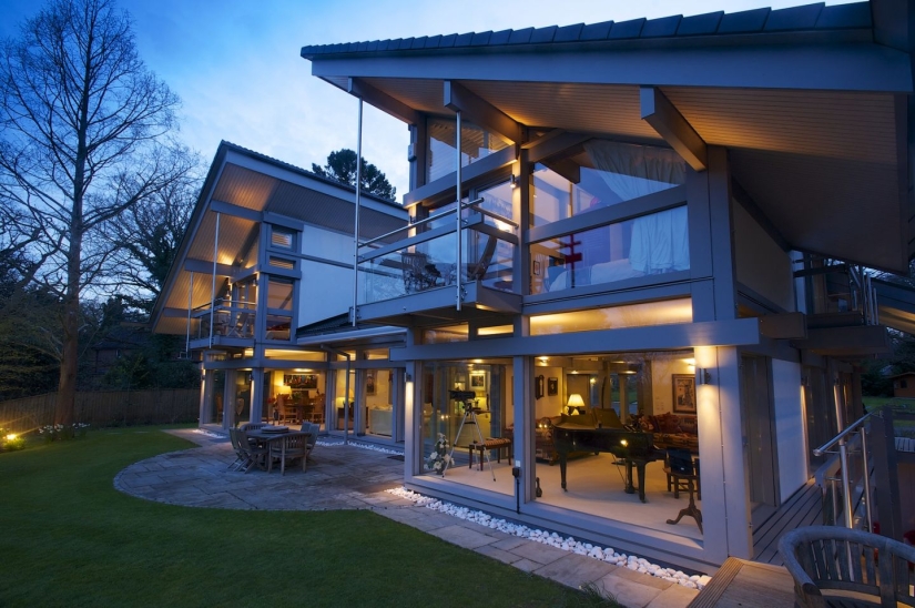 ¿Una mansión de diseño y un automóvil de lujo por solo 2 mil rublos? Y por qué no!