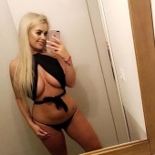 Una mujer británica ha ganado el premio gordo de la lotería, pero aún vende fotos de sus senos en línea