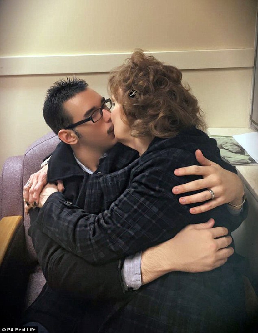 Una mujer estadounidense de 71 años conoció a un chico de 17 años en el funeral de su hijo y se casó con él