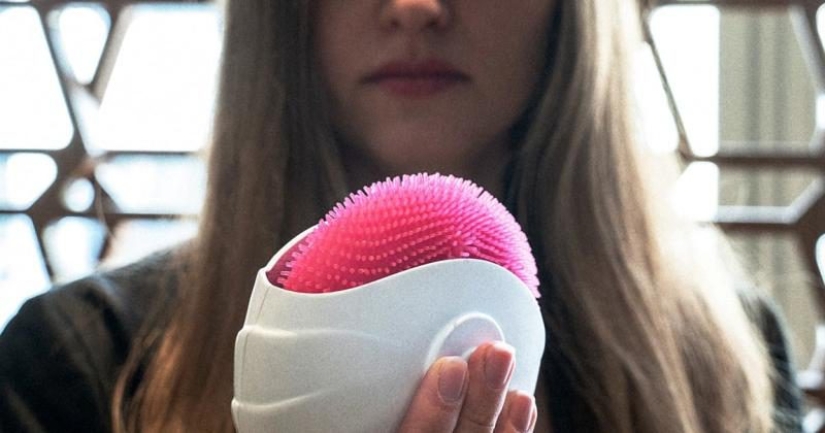 Una mujer rusa ha ideado una "lengua de gato" mecánica que reemplazará la ducha o el baño