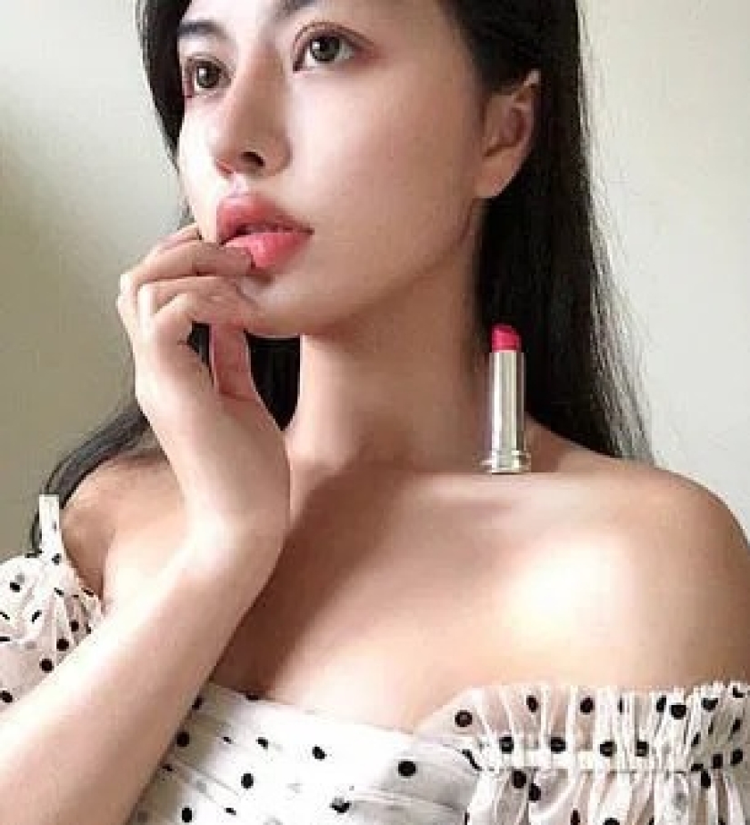 Una nueva moda en las redes sociales: las chicas se ponen lápiz labial en las clavículas para enfatizar su delgadez
