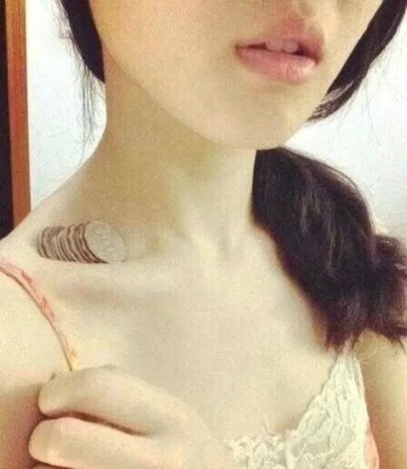 Una nueva moda en las redes sociales: las chicas se ponen lápiz labial en las clavículas para enfatizar su delgadez