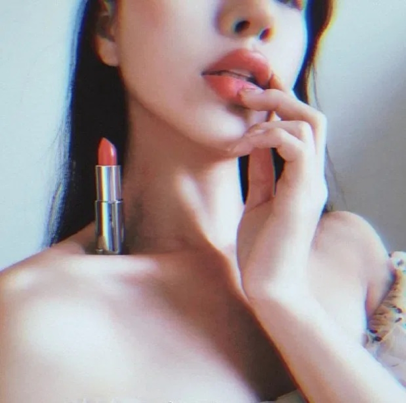 Una nueva moda en las redes sociales: las chicas se ponen lápiz labial en las clavículas para enfatizar su delgadez