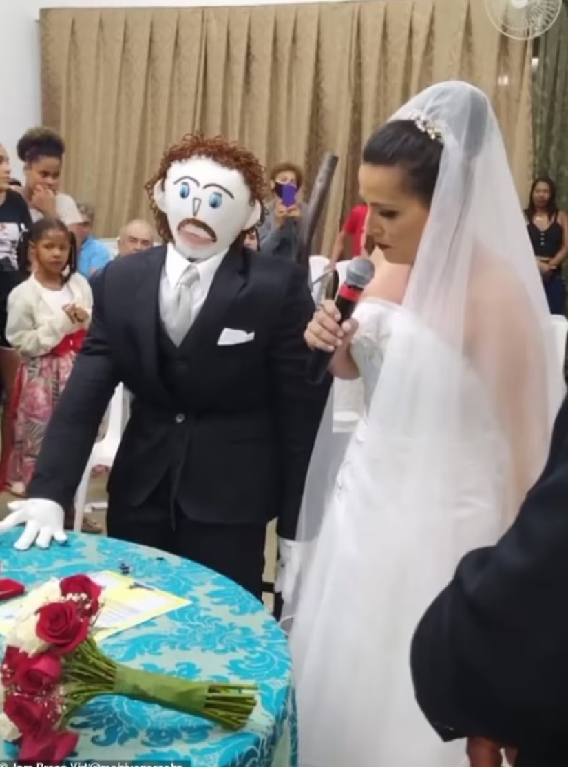 Una residente de Brasil se casó con una muñeca y dio a luz a su hijo Una residente de Brasil se casó con una muñeca y dio a luz a su hijo