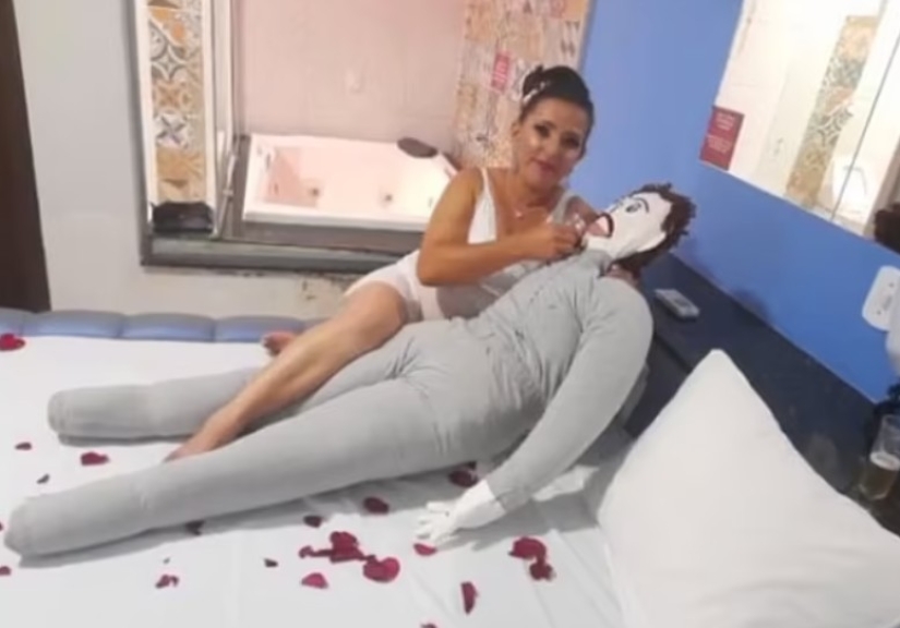 Una residente de Brasil se casó con una muñeca y dio a luz a su hijo Una residente de Brasil se casó con una muñeca y dio a luz a su hijo