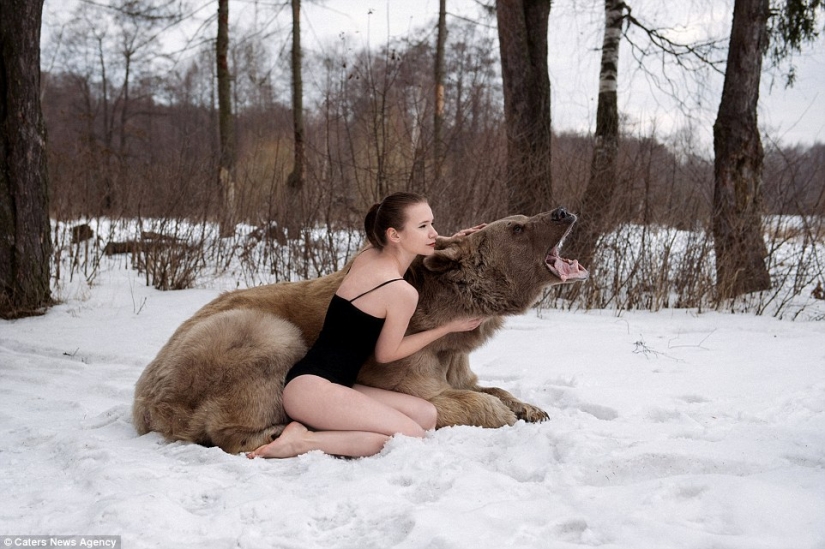 Una sesión de fotos nevada de dos modelos de Rusia en un abrazo con un oso conmocionó a Europa Una sesión de fotos nevada de dos modelos de Rusia en un abrazo con un oso conmocionó a Europa