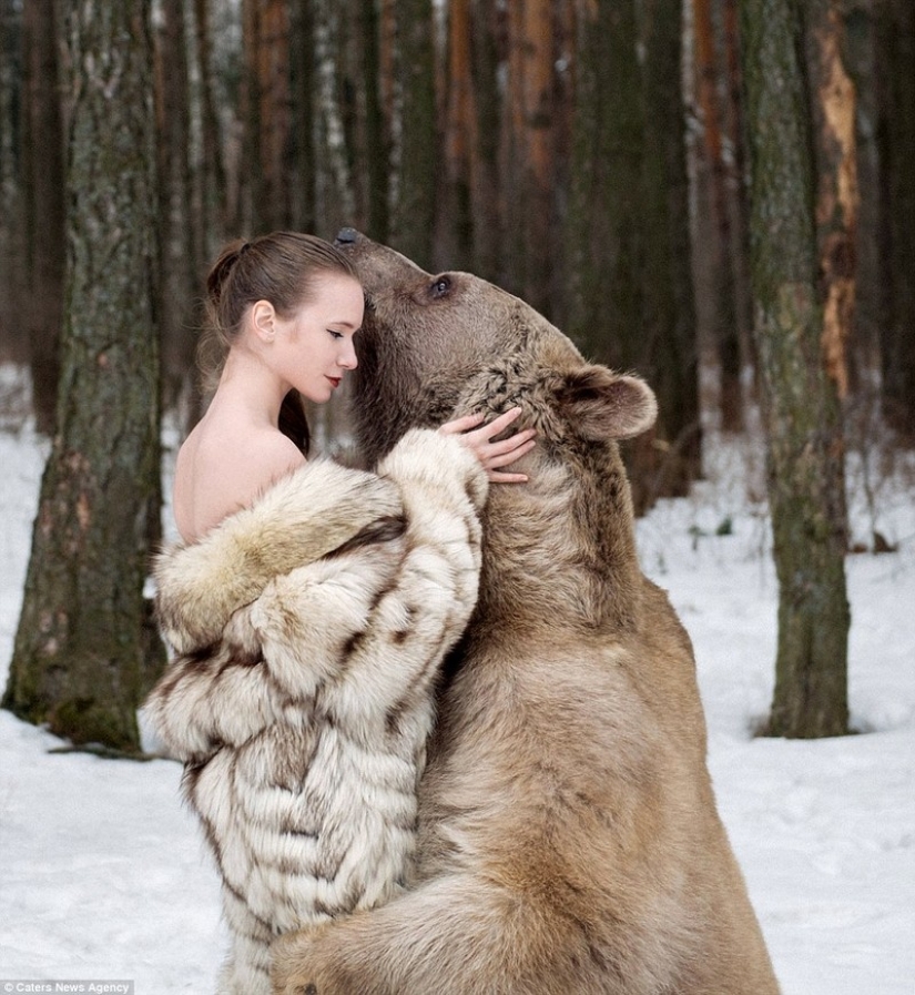 Una sesión de fotos nevada de dos modelos de Rusia en un abrazo con un oso conmocionó a Europa Una sesión de fotos nevada de dos modelos de Rusia en un abrazo con un oso conmocionó a Europa