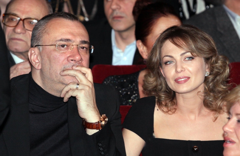 Undecided: famous men who lived in two families