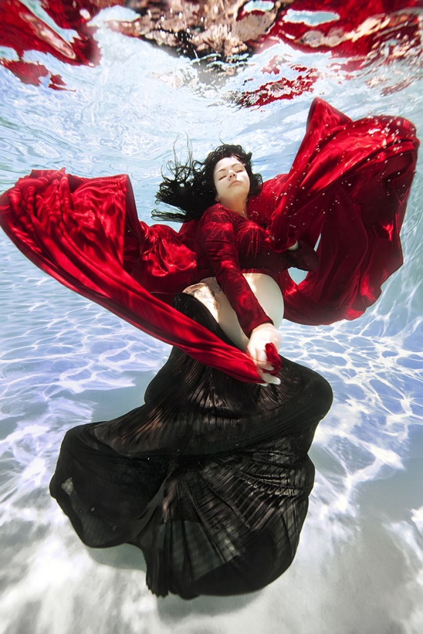 Underwater moms — charming photos of the American master