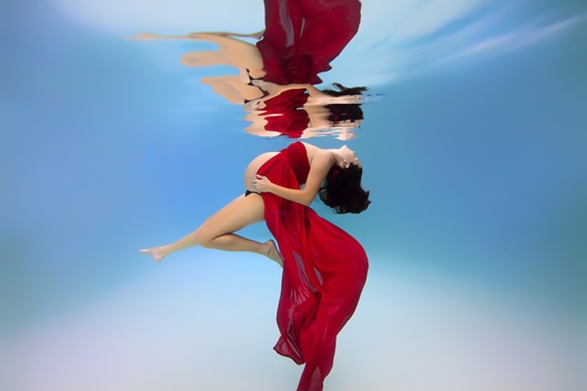 Underwater moms — charming photos of the American master