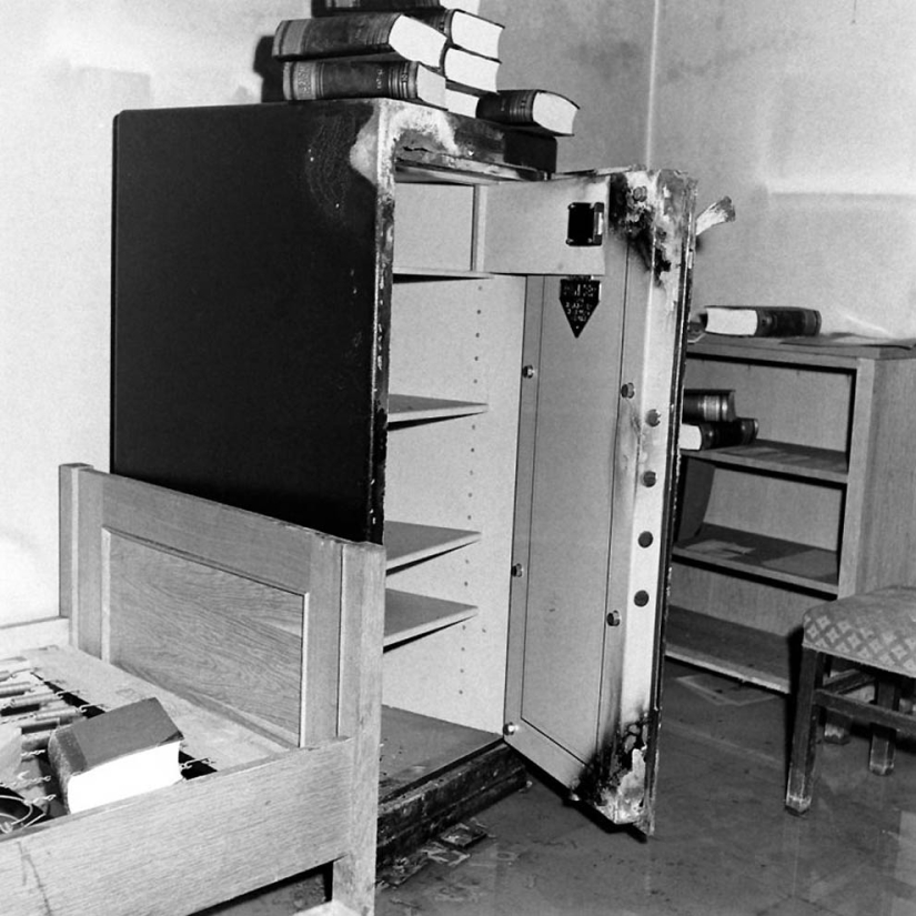 Unknown photos of Hitler's bunker taken in April 1945 Unknown photos of Hitler's bunker taken in April 1945