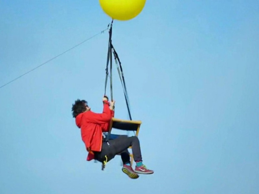 Up! The Briton flew 25 kilometers on balloons