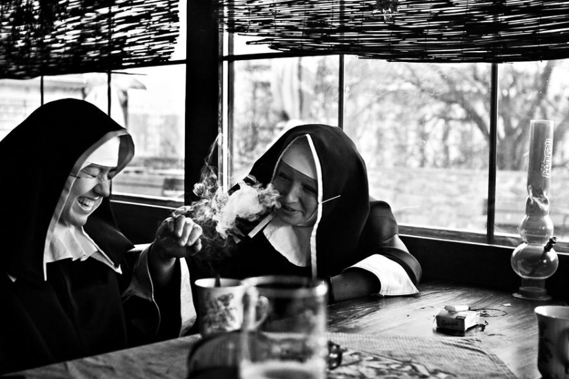 Vagabundos japoneses, satanistas y raperos: fotógrafo documenta la vida de subculturas en todo el mundo