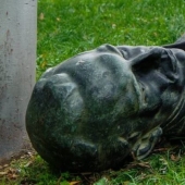 Vandal knocked over a monument to a Croatian anti-fascist: karma overtook instantly