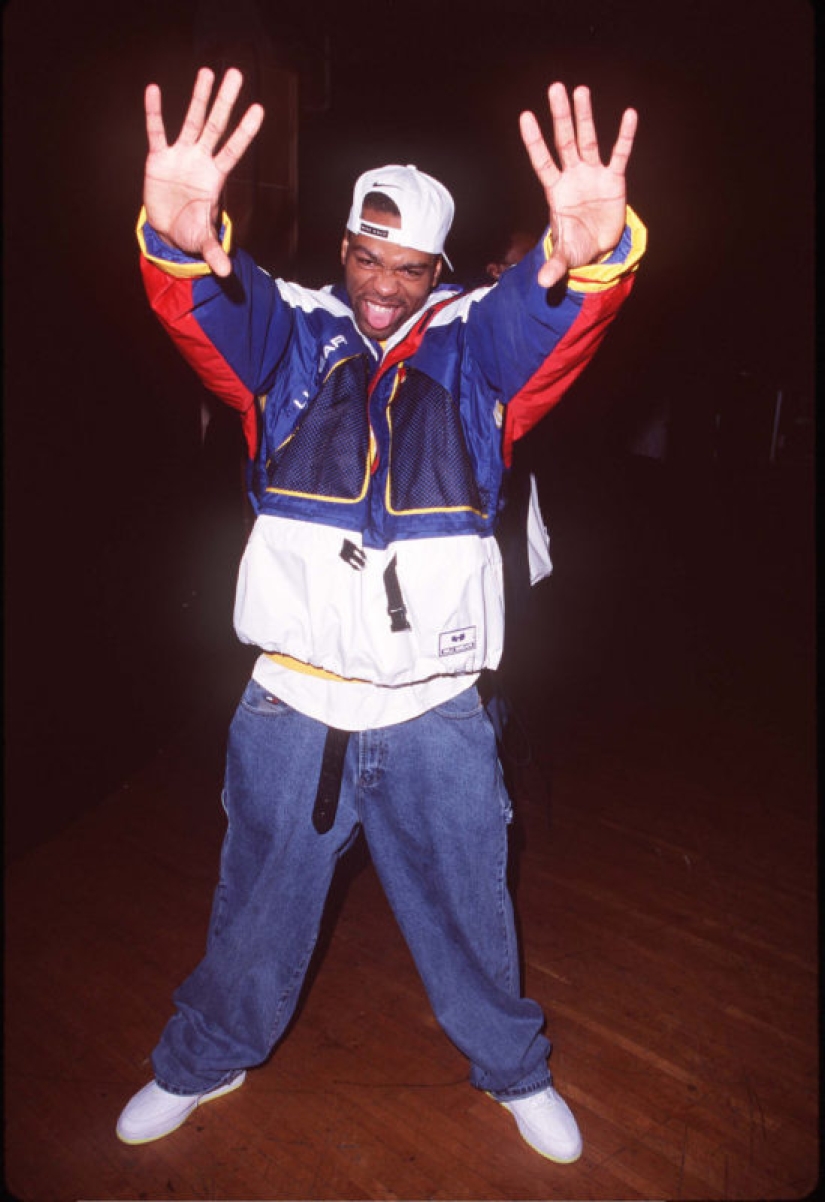 Velvet, furs and gangsta-style: the style of the stars from the red carpet of the American Music Awards in 1998