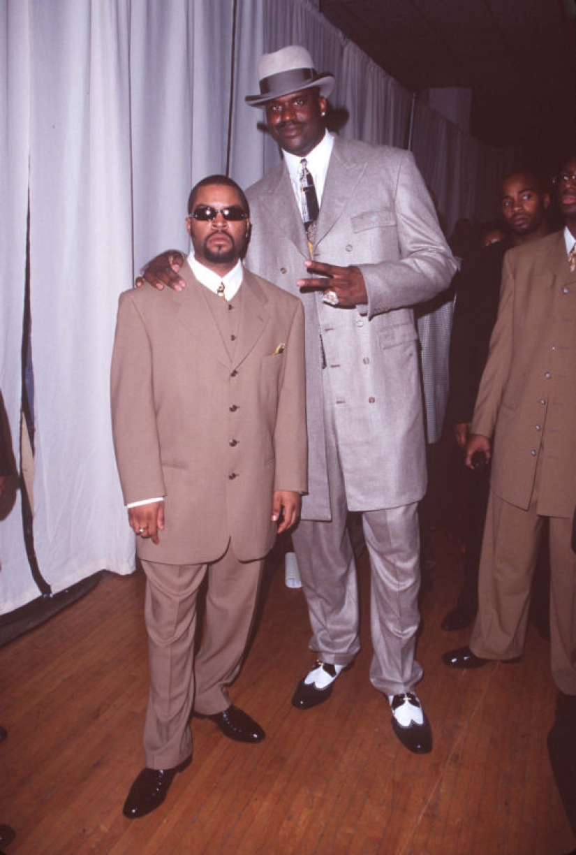 Velvet, furs and gangsta-style: the style of the stars from the red carpet of the American Music Awards in 1998
