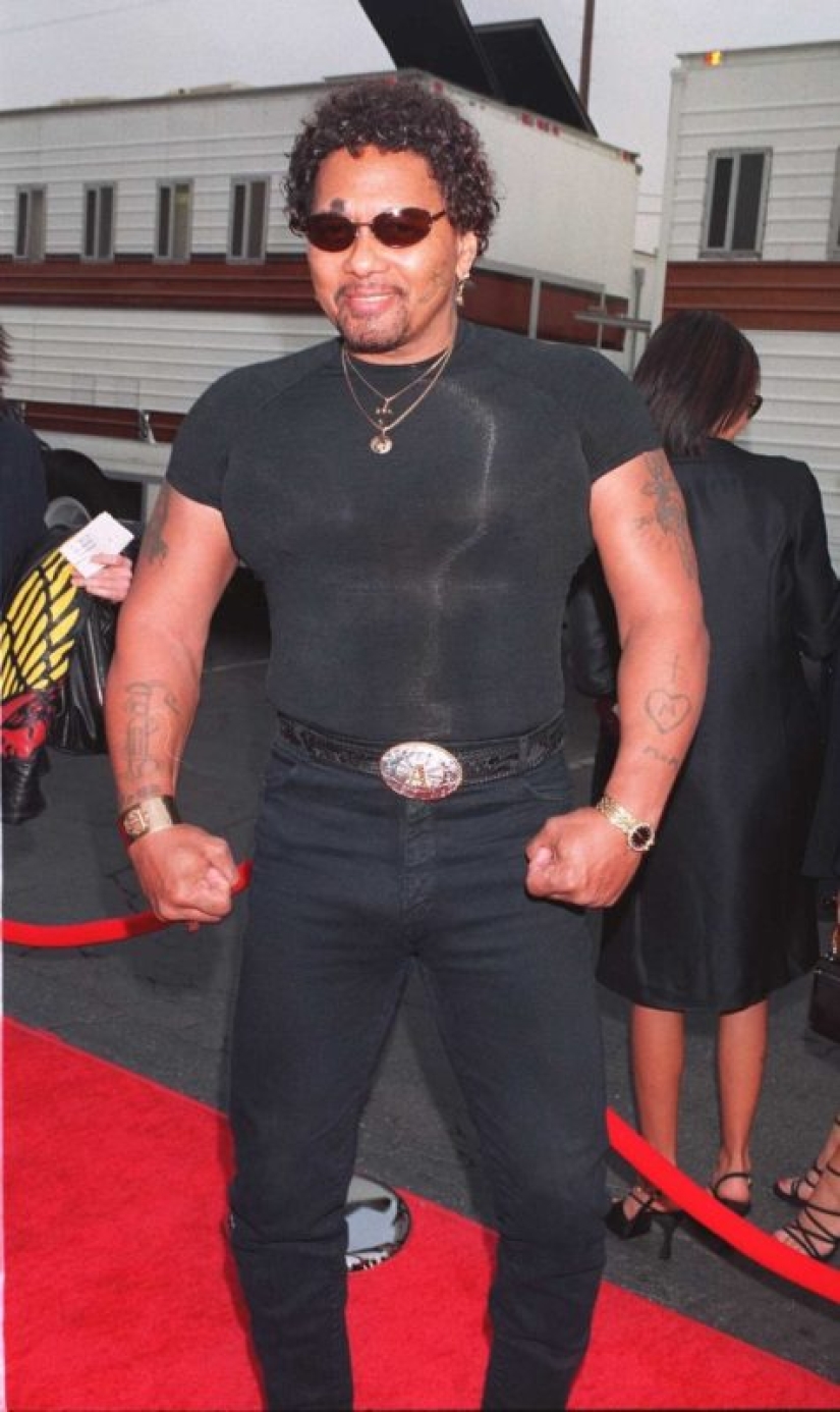 Velvet, furs and gangsta-style: the style of the stars from the red carpet of the American Music Awards in 1998
