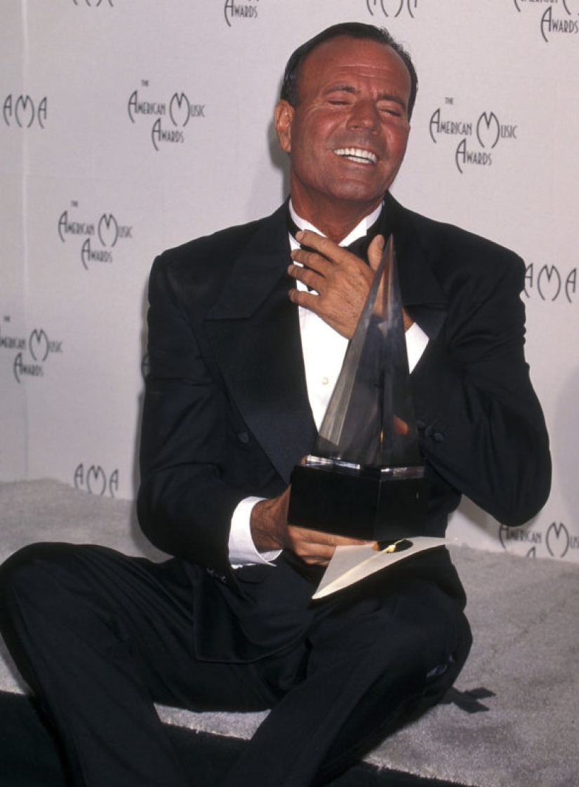Velvet, furs and gangsta-style: the style of the stars from the red carpet of the American Music Awards in 1998