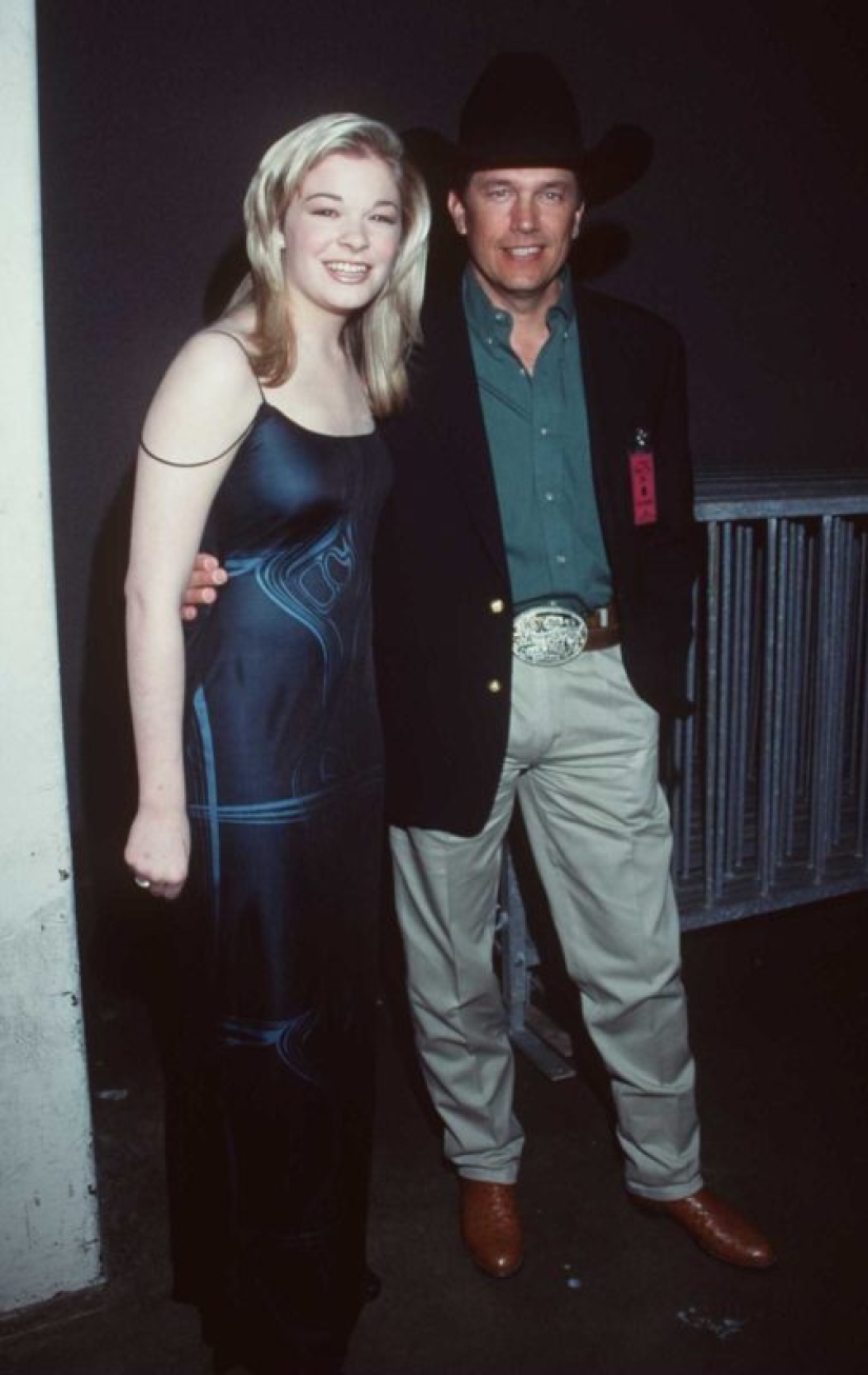 Velvet, furs and gangsta-style: the style of the stars from the red carpet of the American Music Awards in 1998