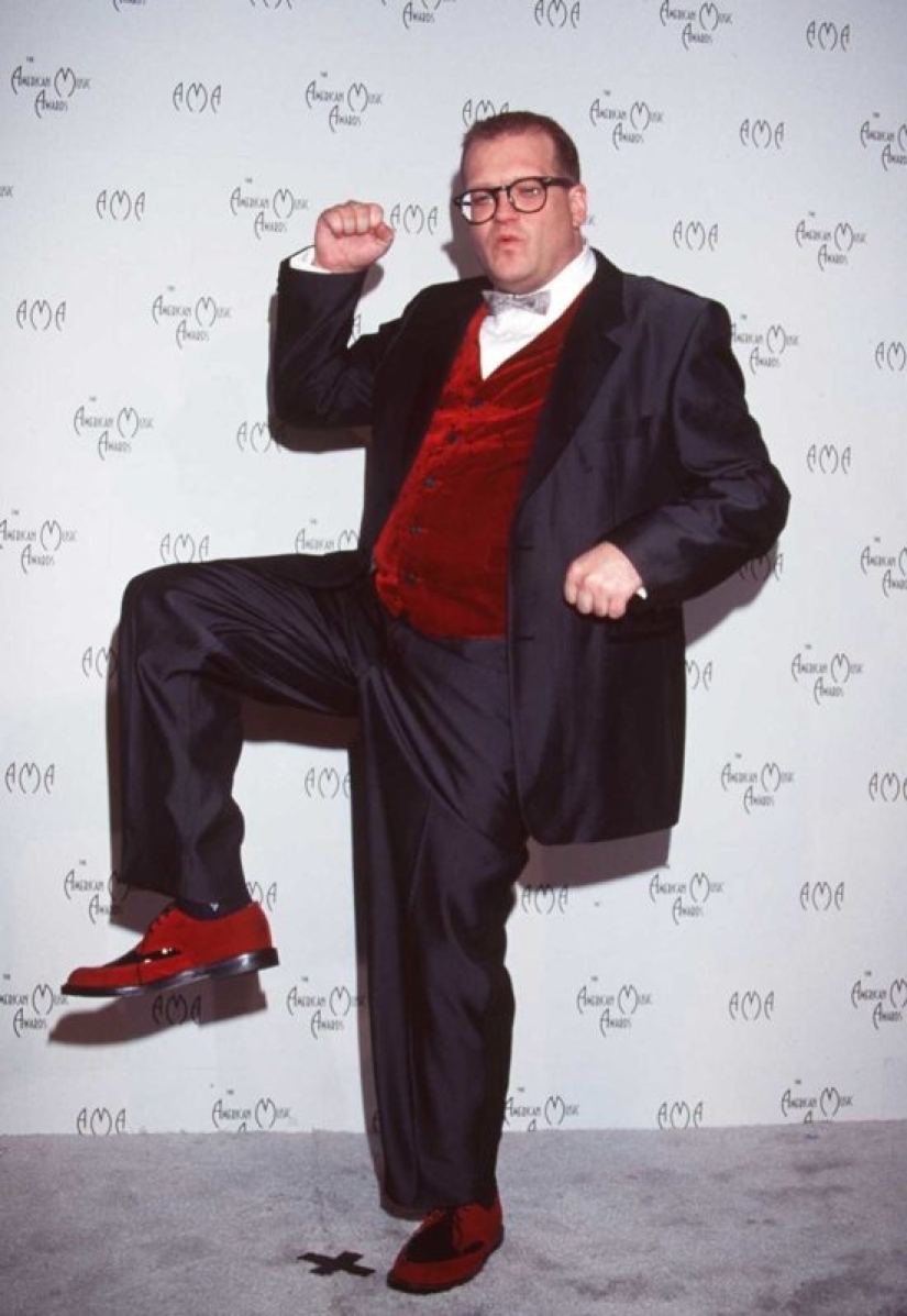 Velvet, furs and gangsta-style: the style of the stars from the red carpet of the American Music Awards in 1998