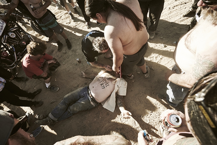 Viaje del fotógrafo con ciclistas en el "Camino del Diablo" Viaje del fotógrafo con ciclistas en el "Camino del Diablo"