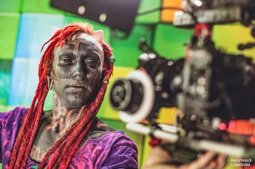 Victim of self-expression: Tattoo-addicted guy cut off his fingers for an impressive image
