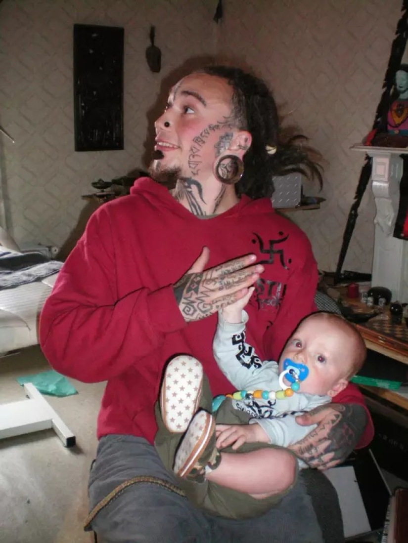 Victim of self-expression: Tattoo-addicted guy cut off his fingers for an impressive image