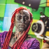 Victim of self-expression: Tattoo-addicted guy cut off his fingers for an impressive image
