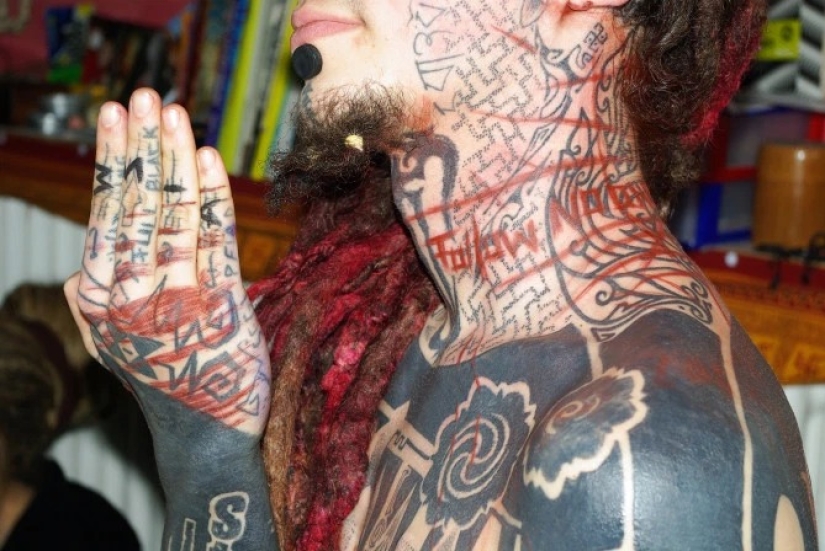 Victim of self-expression: Tattoo-addicted guy cut off his fingers for an impressive image