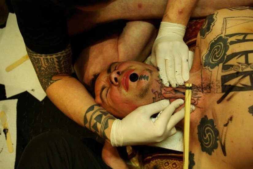 Victim of self-expression: Tattoo-addicted guy cut off his fingers for an impressive image