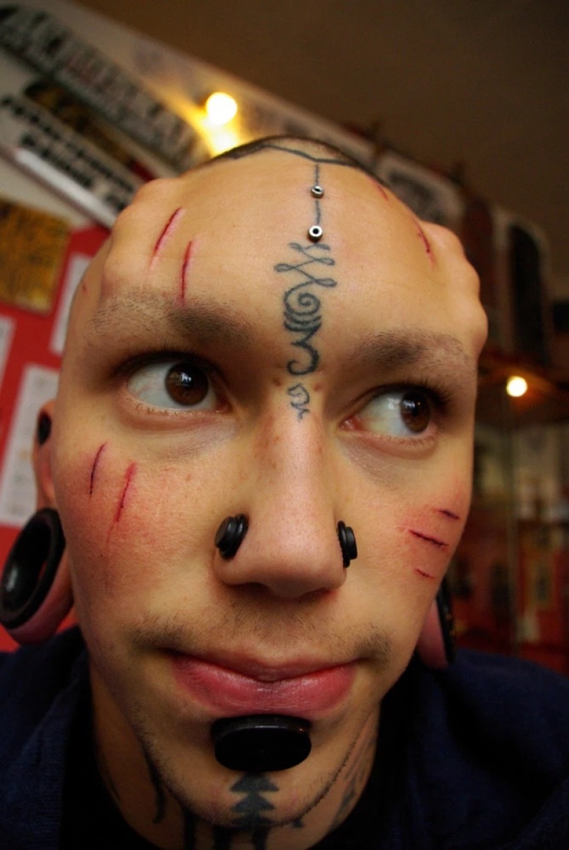 Victim of self-expression: Tattoo-addicted guy cut off his fingers for an impressive image