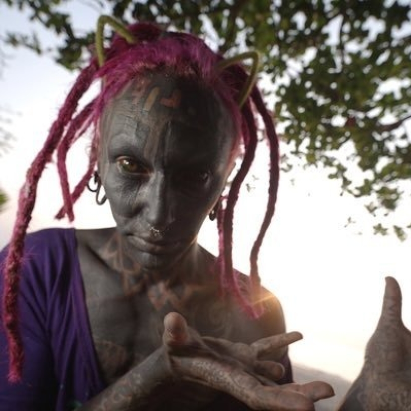 Victim of self-expression: Tattoo-addicted guy cut off his fingers for an impressive image