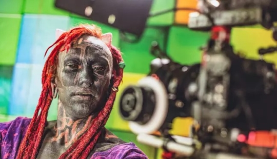 Victim of self-expression: Tattoo-addicted guy cut off his fingers for an impressive image
