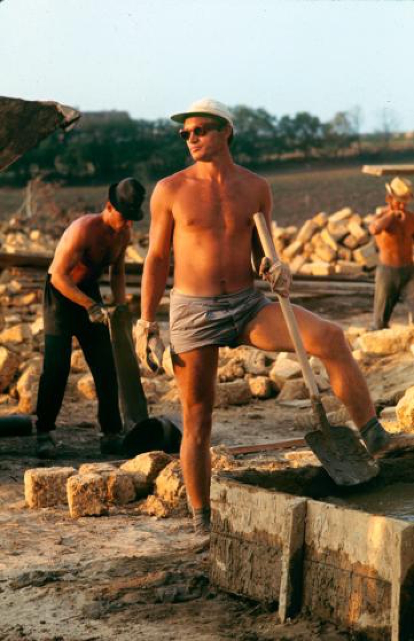 We give over the plan: Soviet youth of the 60s We give over the plan: Soviet youth of the 60s